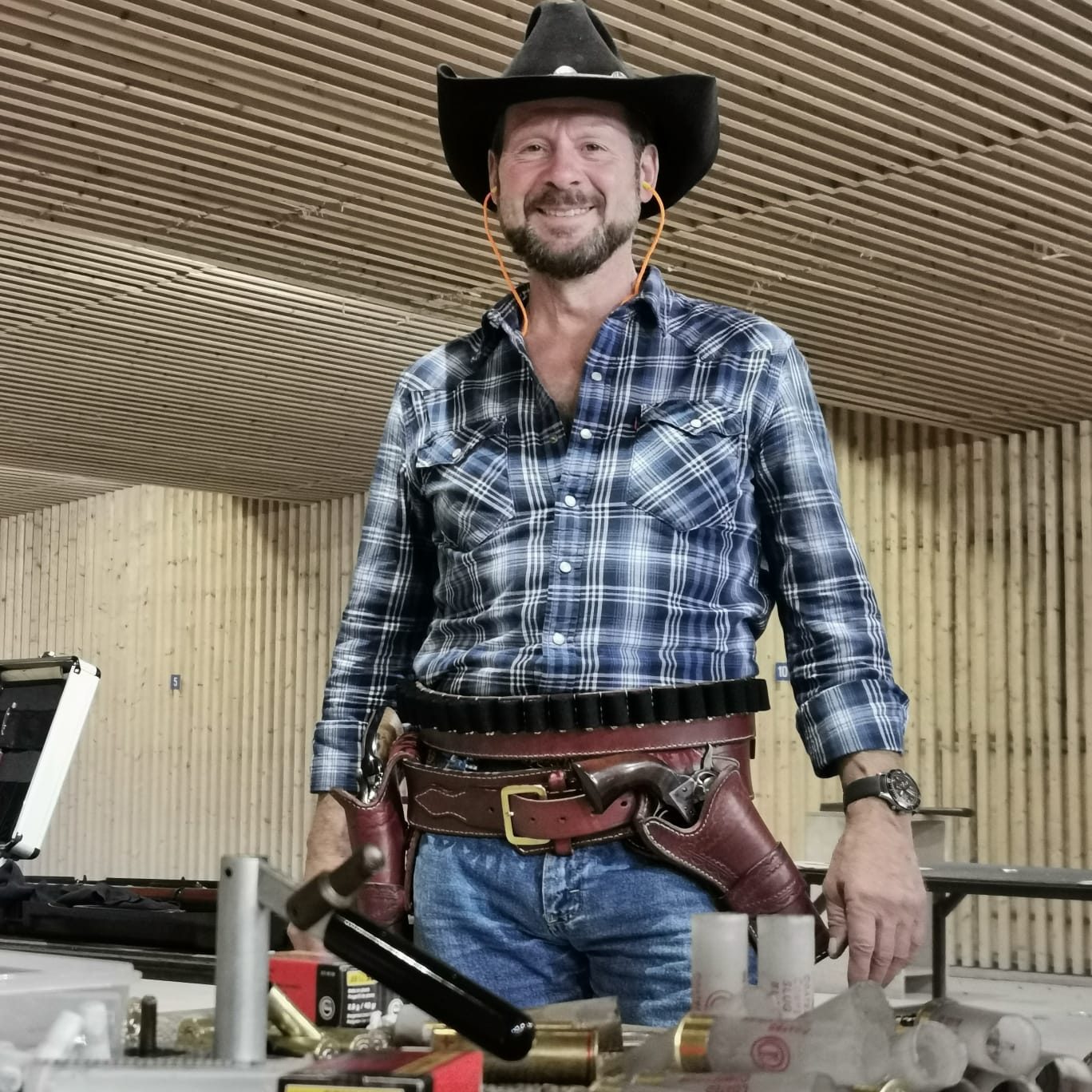 Mitglied der SSG Rhein-Ahr mit Cowboyhut und Western-Holster