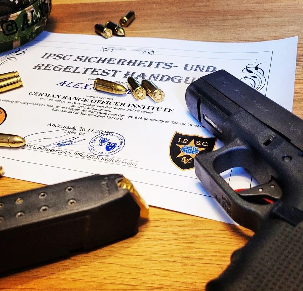 Zertifikat IPSC Sicherheits- und Regeltest Handgun mit Sportpistole und Patronen