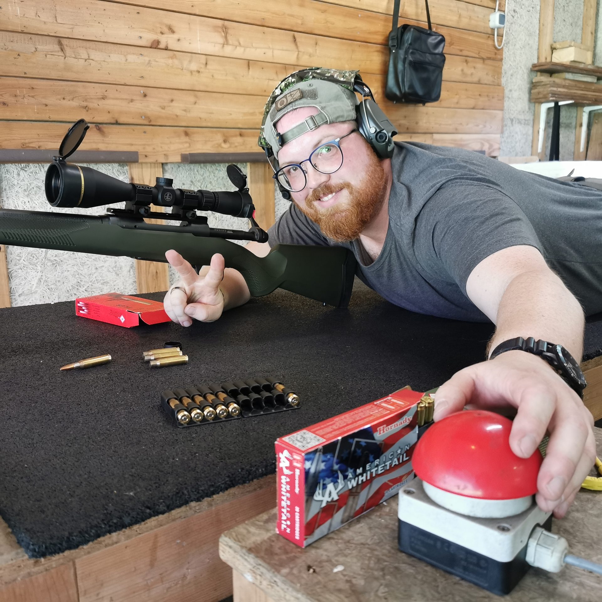 Sportschütze mit Repetierbüchse und Zielfernrohr beim Long-Range-Training