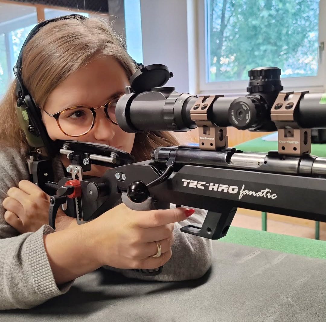 Sportschützin zielt mit Präzisionsgewehr und Zielfernrohr beim Training der SSG Rhein-Ahr