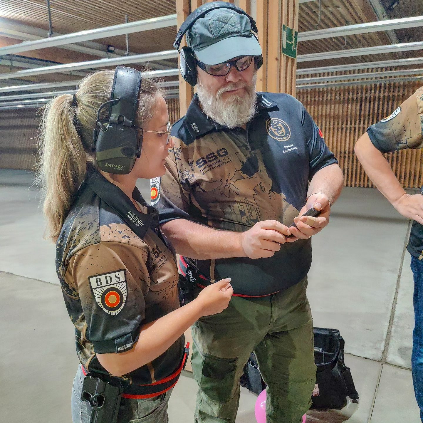 Sportschützin und Sportschütze der SSG Rhein-Ahr im Vereinstrikot beim gemeinsamen Training